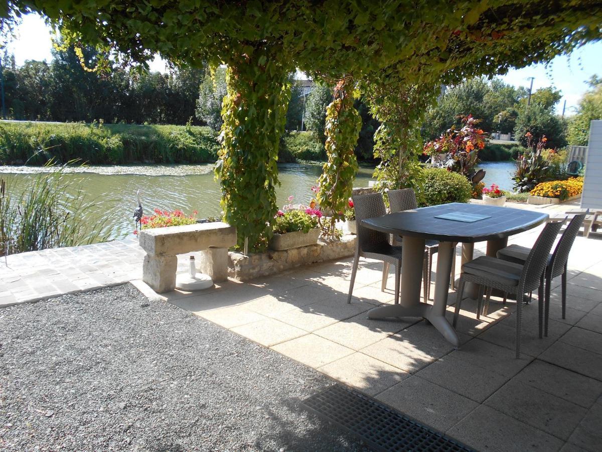 Marais Poitevin Bord Riviere Peche ,Barque, Velos, Wifi, Linge, Cheminee, Cuisine, Terrain De Boules La Taillee Экстерьер фото